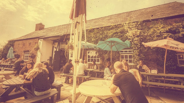 A British pub scene edited in Snapseed