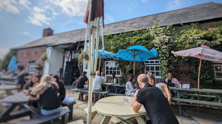 A British pub scene edited in Snapseed