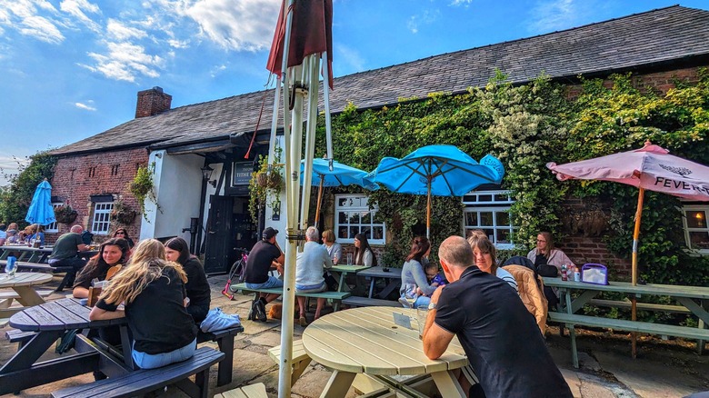 A British pub scene edited in Snapseed