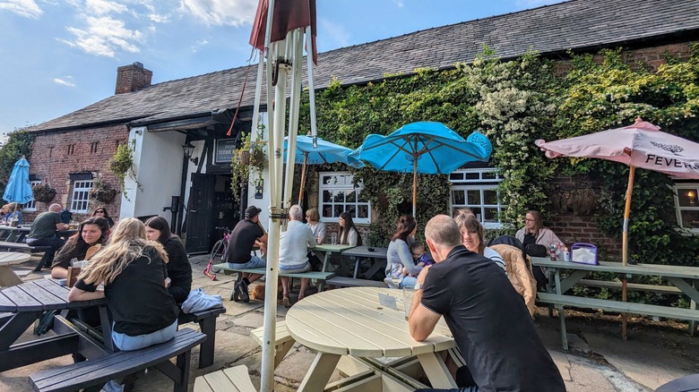 A British pub scene edited in Snapseed