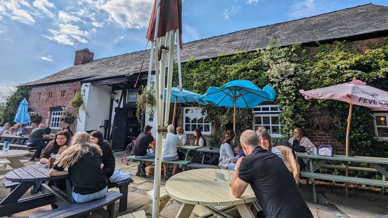 A British pub scene edited in Snapseed