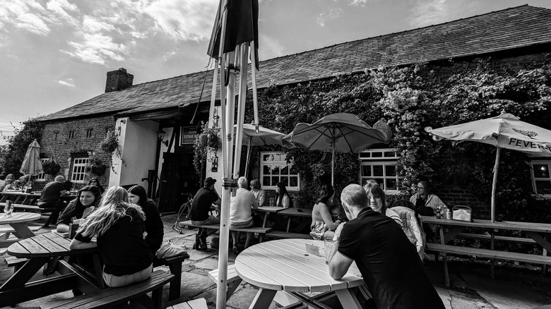 A British pub scene edited in Snapseed