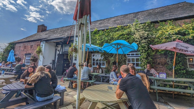 A British pub scene edited in Snapseed