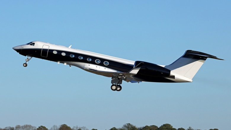 Gulfstream G550 at takeoff