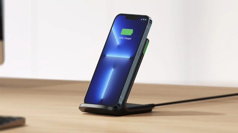 INIU Wireless Charger with Apple iPhone 14 Pro