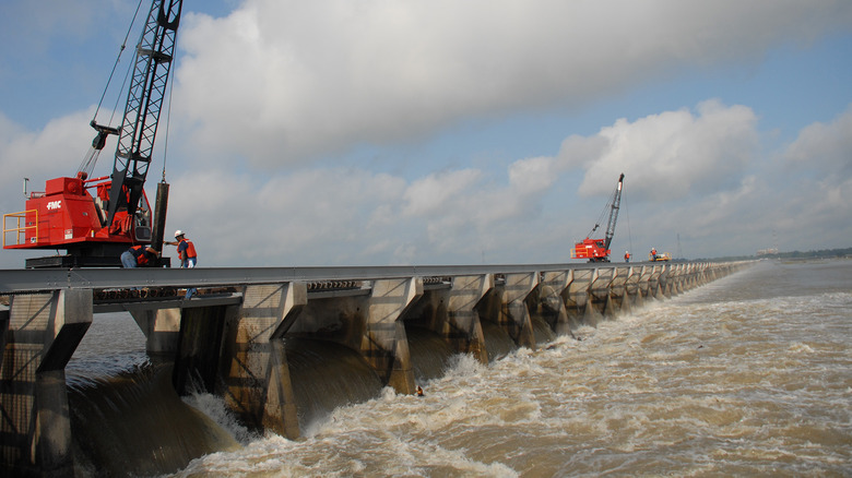 Construction crews working on the I-10 Bonnet Carré Spillway Bridge