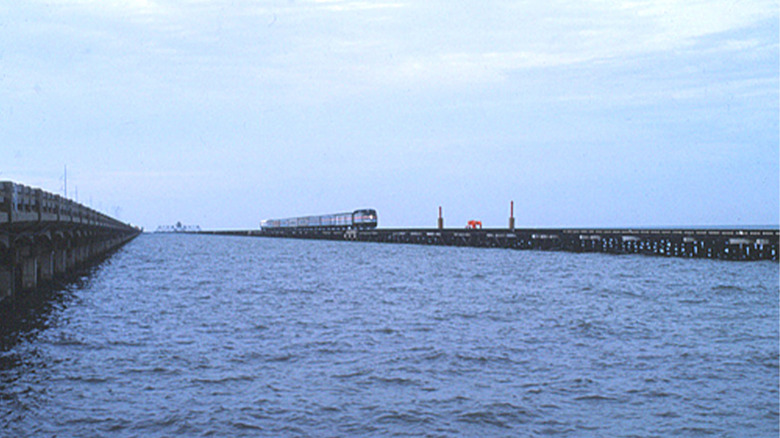 A train crossing the Norfolk Southern Lake Pontchartrain Bridge