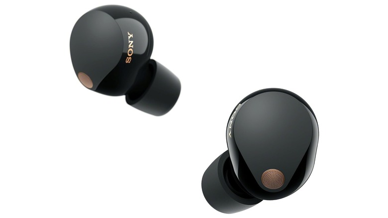 The Sony WF-1000XM5 earbuds