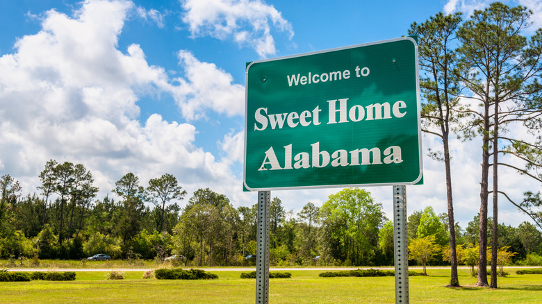 A sign welcoming people to Alabama