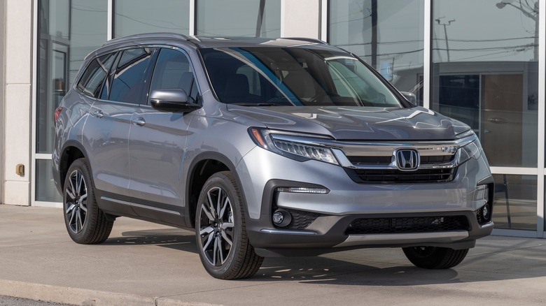 A 2022 Honda Pilot on a dealership lot