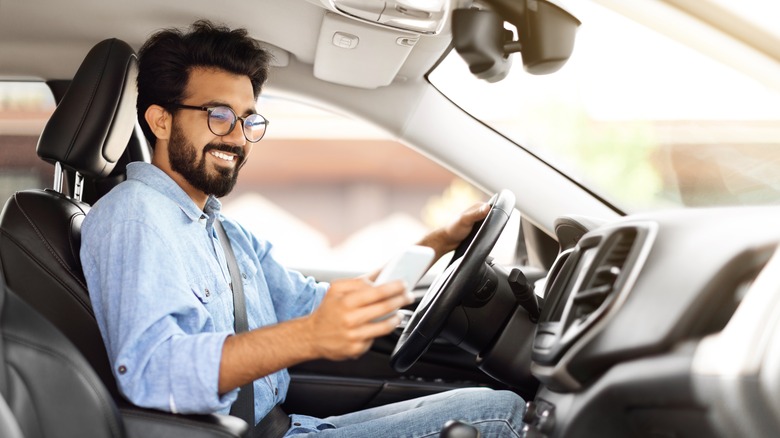 Man uses gadget in car