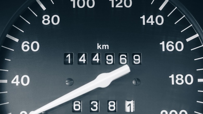 car odometer reading the distance