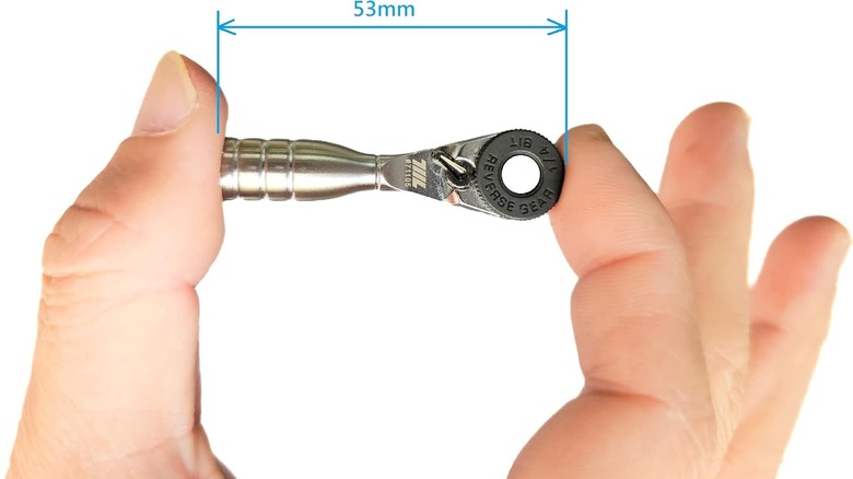 Hand holding wrench size Measurement