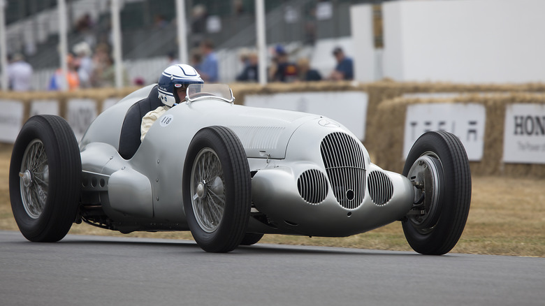 Mercedes-Benz W125 on track