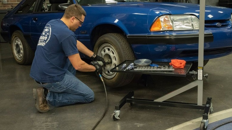 using shop tray while working on car