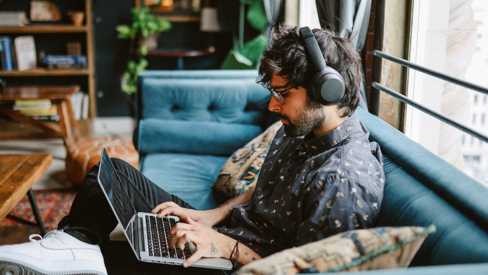 12 Must-Have Gadgets For Remote Workers Who Love To Travel – SlashGear