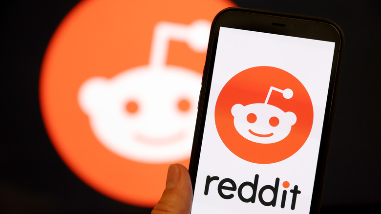 Several screenshots of the official Reddit app for iOS