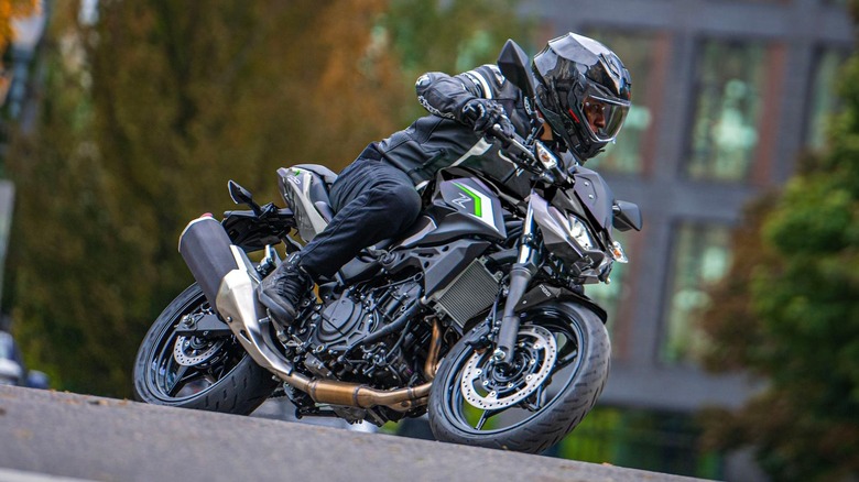 Kawasaki Z500 ABS on the road