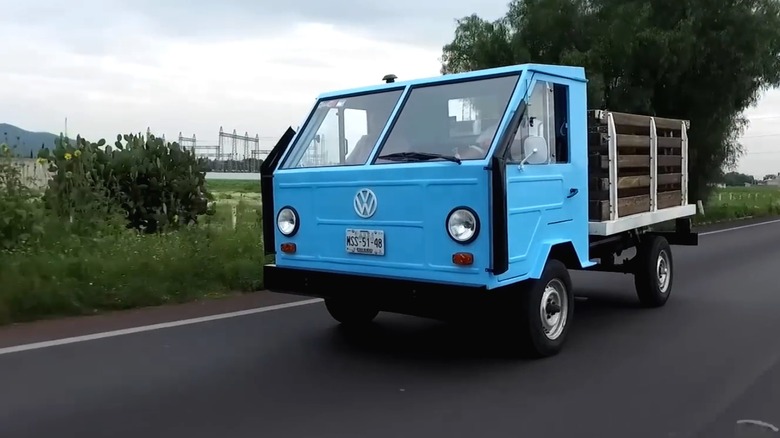 Blue Volkswagen Hormiga in motion