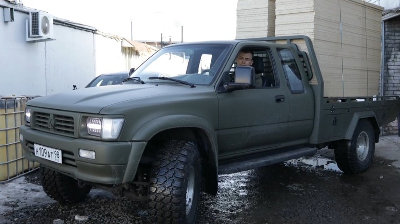 Olive green Volkswagen Taro 4x4 reversing