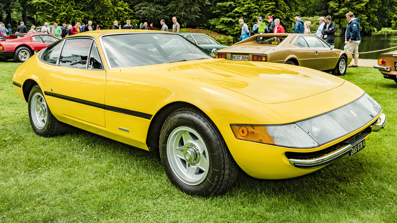 Ferrari 365 GTB4 Daytona in yellow