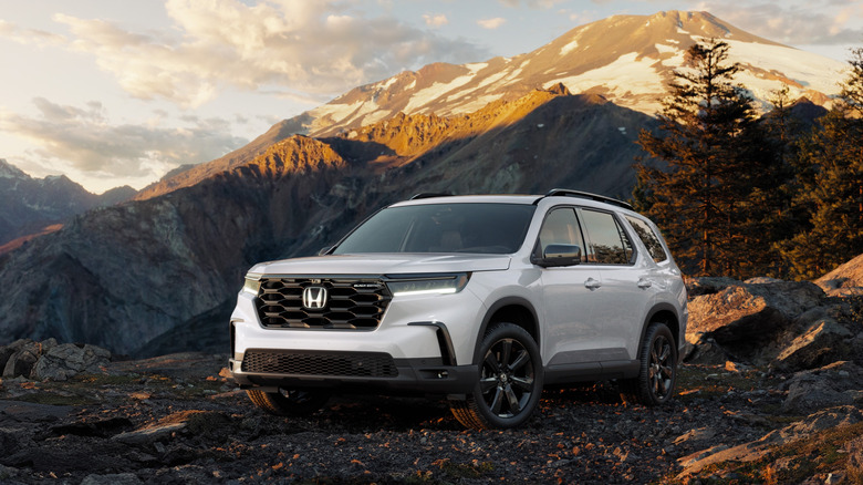 2025 Honda Pilot Black Edition front 3/4 view