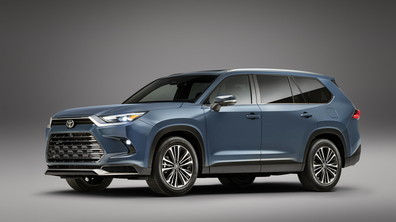 2025 Toyota Grand Highlander front 3/4 view