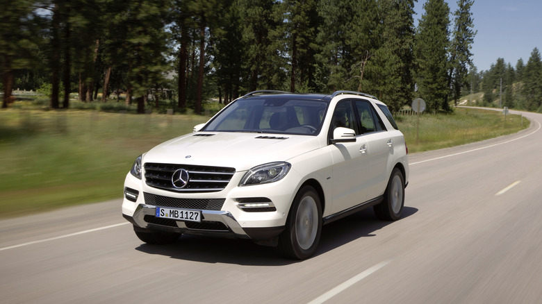 White Mercedes-Benz M-Class, ML 350 4MATIC BlueEFFICIENCY driving at speed