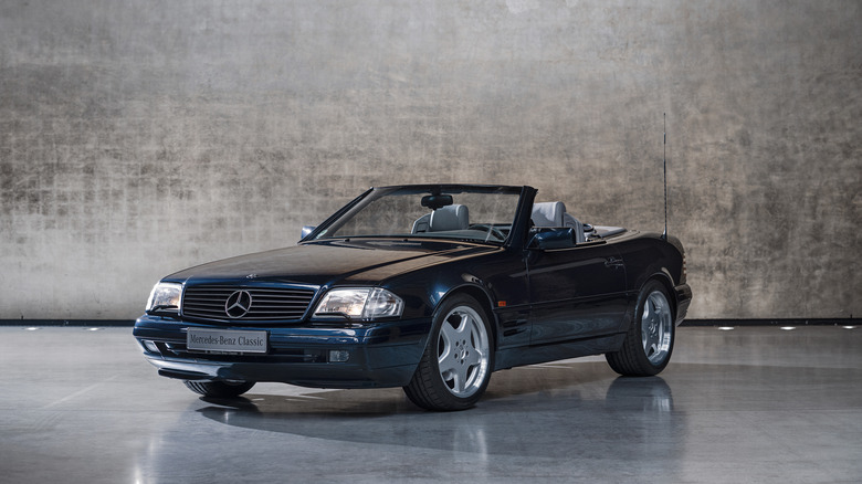 Mercedes-Benz 600 SL of the 129 series studio photo front 3/4 view