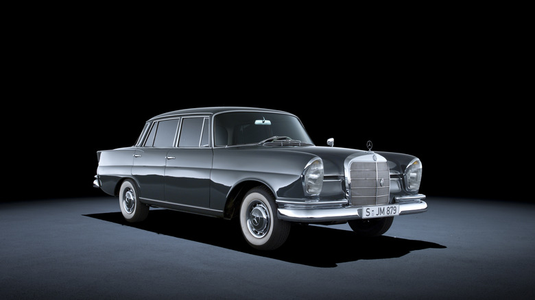 Mercedes-Benz 220 SE "Fintail" W 111 studio photo right front view