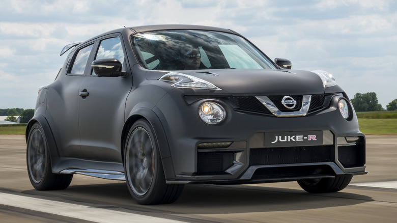 Nissan Juke-R 2.0 front 3/4 view