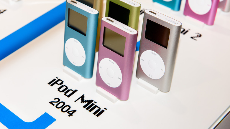 iPod minis on display