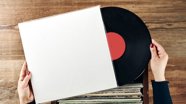 Removing vinyl record from sleeve