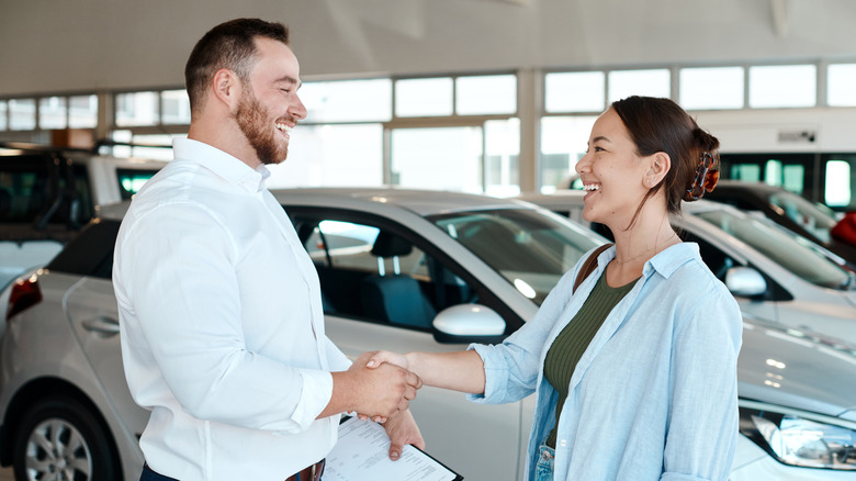 buyer speaking with a car salesman