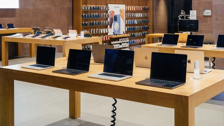 MacBooks in Apple Store