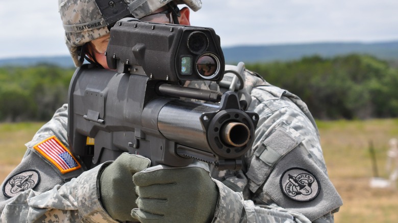 soldier aiming xm-25