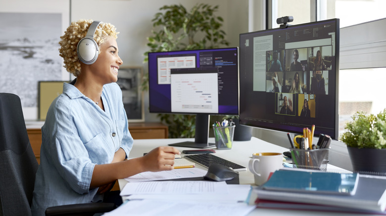 Woman sitting at a desk in a virtual meeting