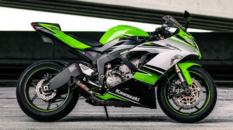 black and green Kawasaki Ninja ZX-6R