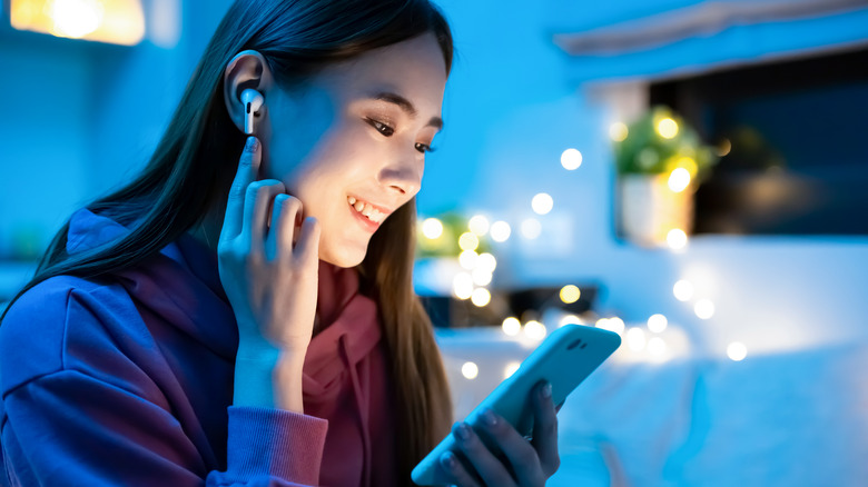 girl listening to earbuds smartphone