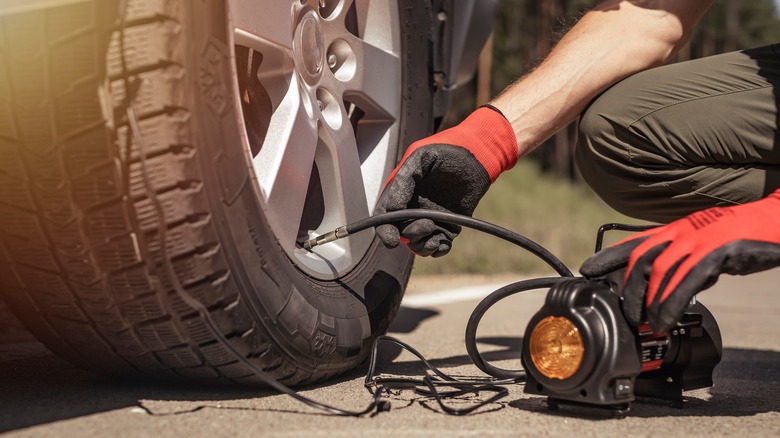 Electric tire inflator