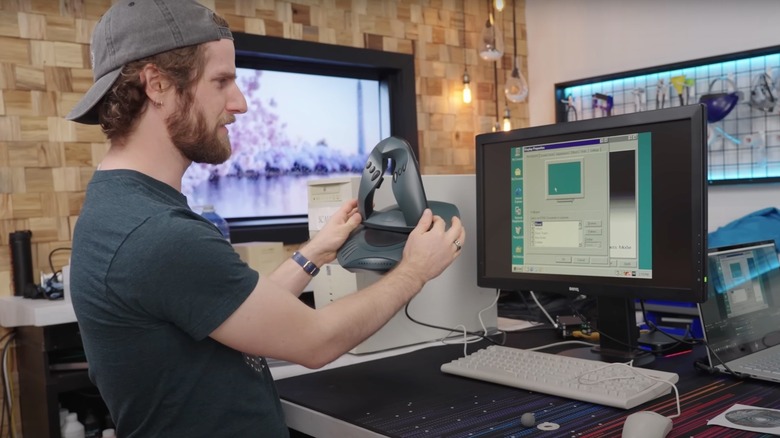 linus holding frag master controller