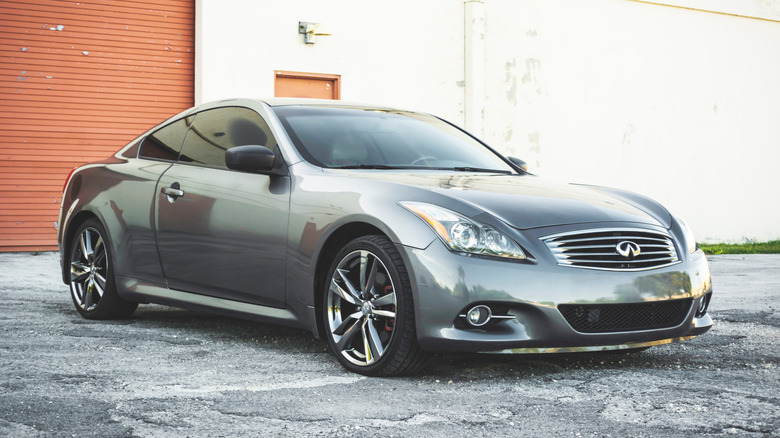 Infiniti G37 front view