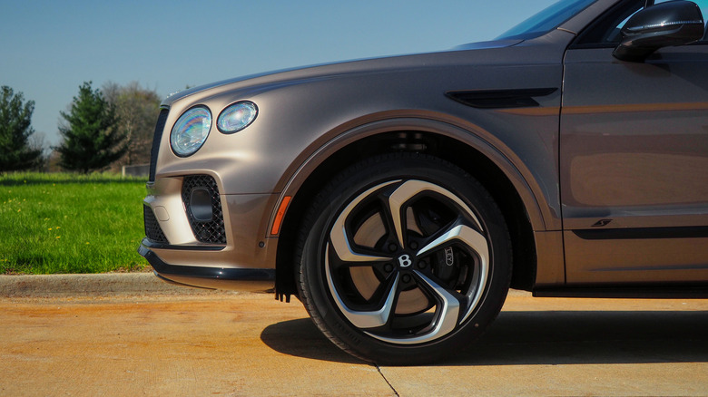 2022 Bentley Bentayga S front wheel