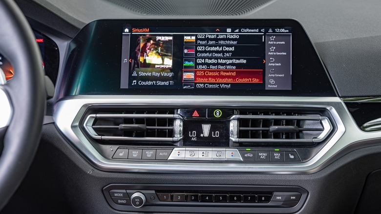 BMW iDrive 7.0 infotainment system