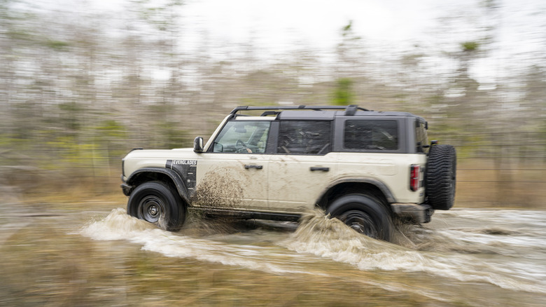2022 Ford Bronco Everglades rushing through the water