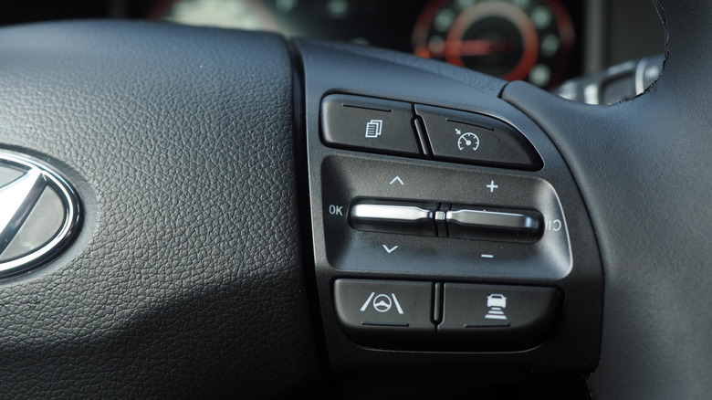 2022 Hyundai Kona steering wheel buttons