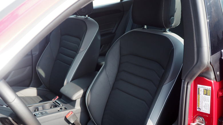 2022 Volkswagen Arteon front seats