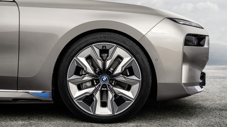 2023 BMW i7 front wheel