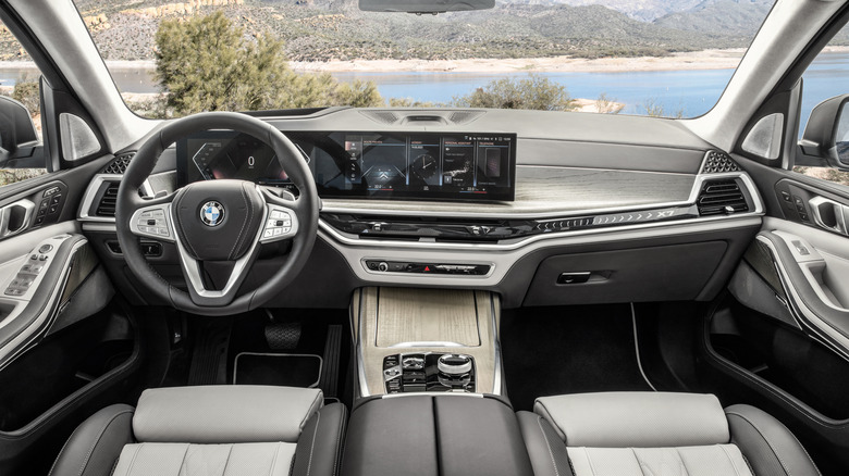 2023 BMW X7 xDrive40i cabin