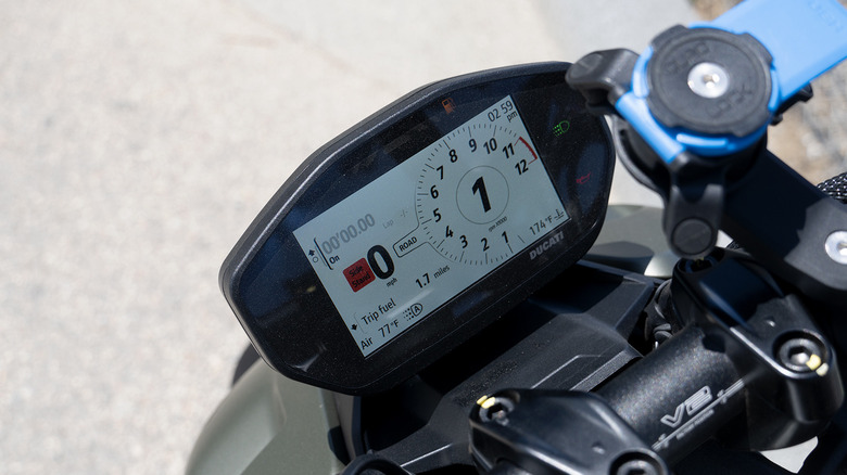 2023 Ducati Streetfighter V2 gauge screen